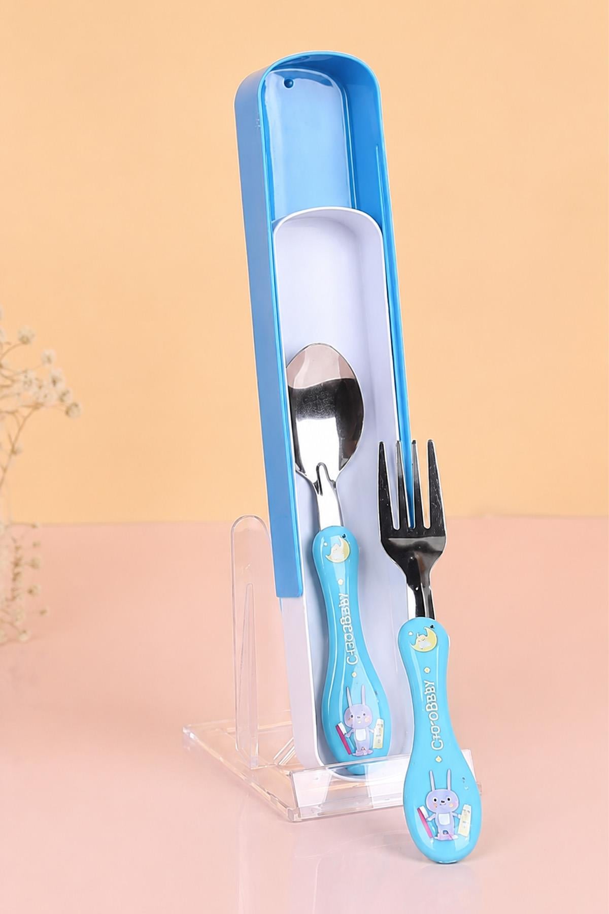 PlusOmi farkı ile çocukların yemek saatlerini daha eğlenceli ve konforlu hale getirin! 🥄✨  Çocukların yemek yemeye alışma sürecinde kullanılan ürünlerin ergonomik ve güvenli olması büyük önem taşır. Kaygan veya sert tutuşlu ürünler kullanım zorluğu oluşt