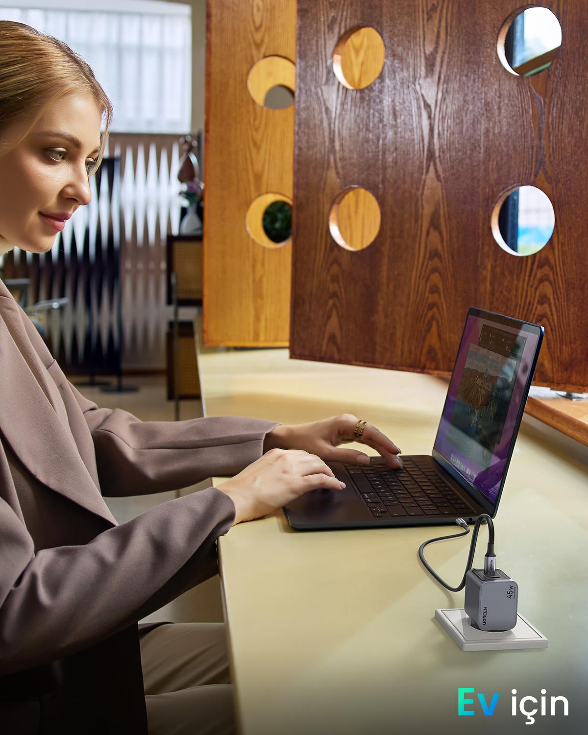 UGREEN Nexode Pro 45W GaN Hızlı Şarj Cihazı Type-C QC PD 2xUSB-C, Uzay Grisi, 35008