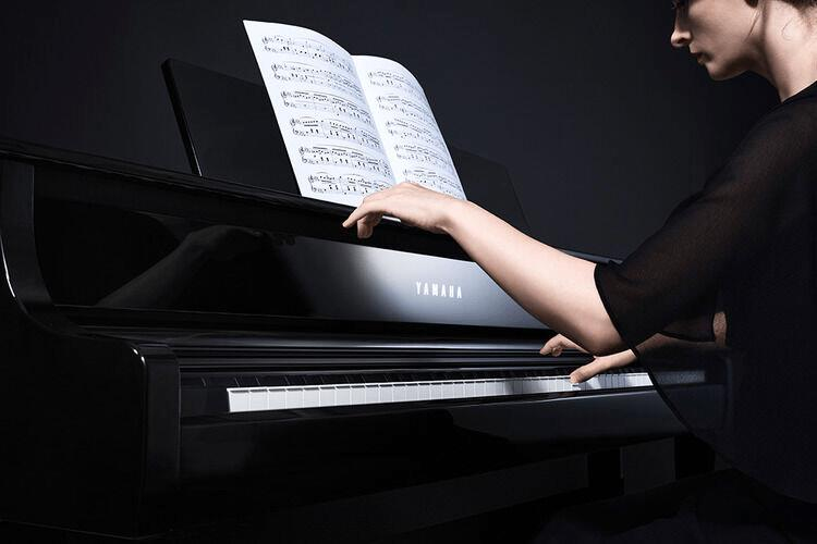 Yamaha Clavinova CLP845PE Dijital Piyano (Parlak Siyah)