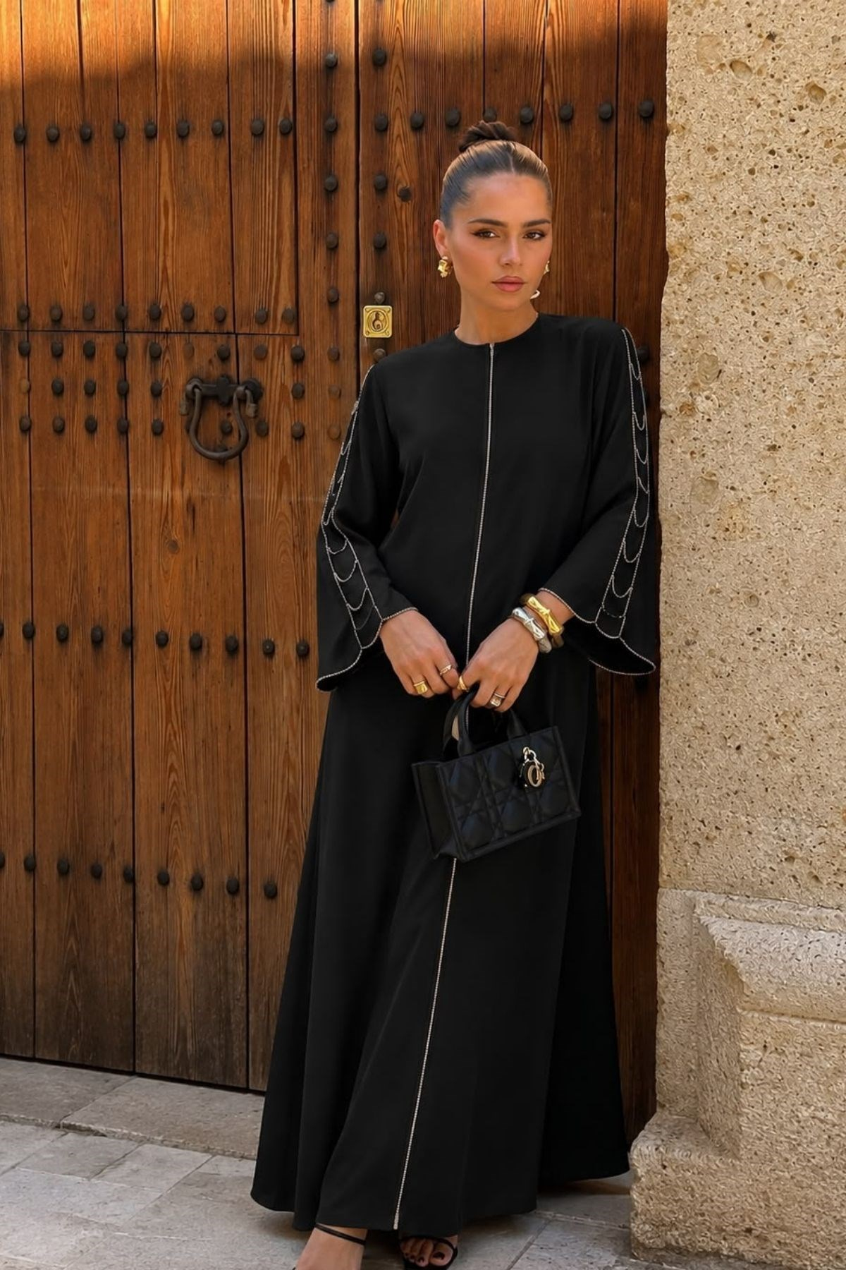 Dubai İpeği Siyah Taş İşlemeli Asil Abaya