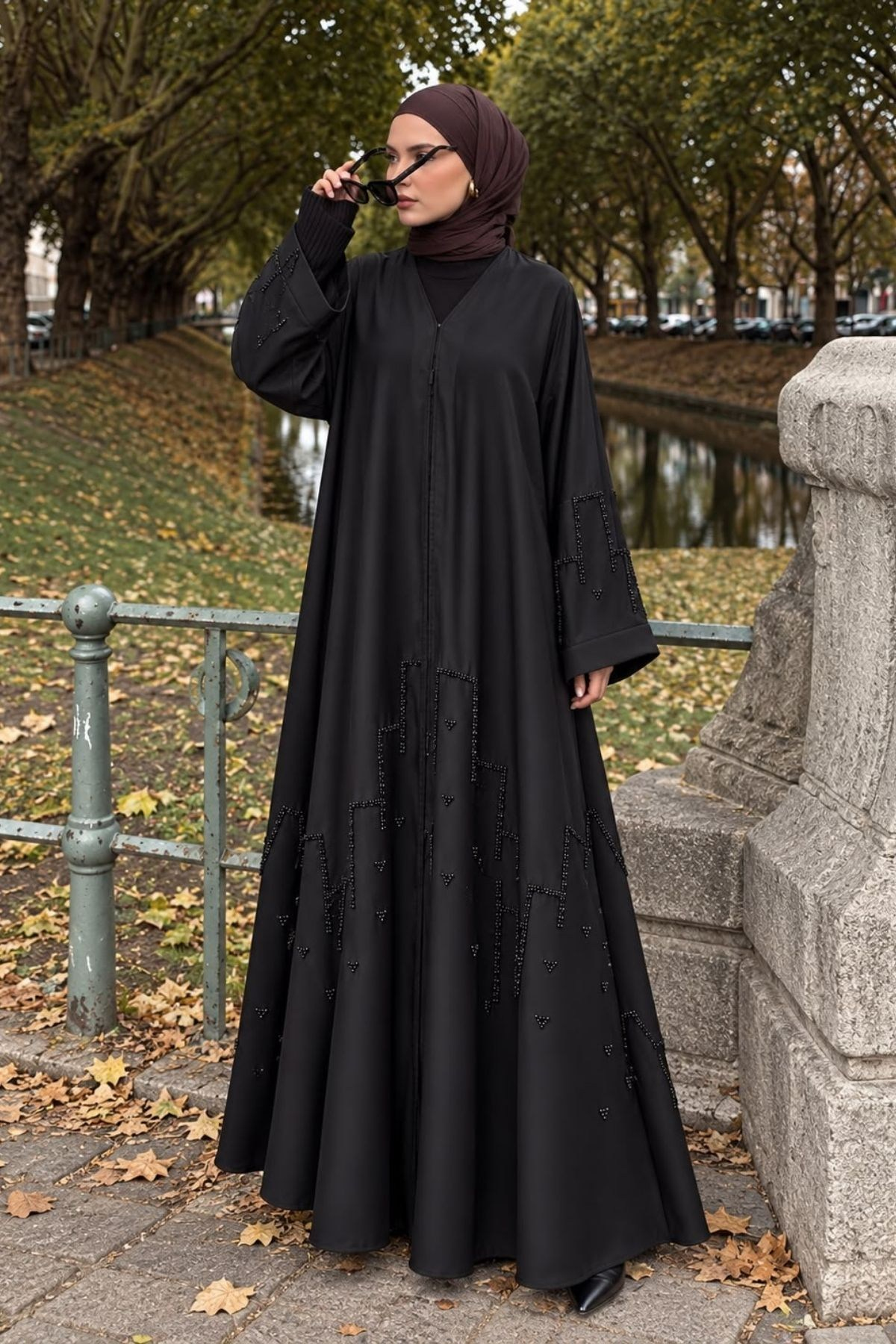 Dubai İpeği Asimetrik Taş İşlemeli Siyah Abaya