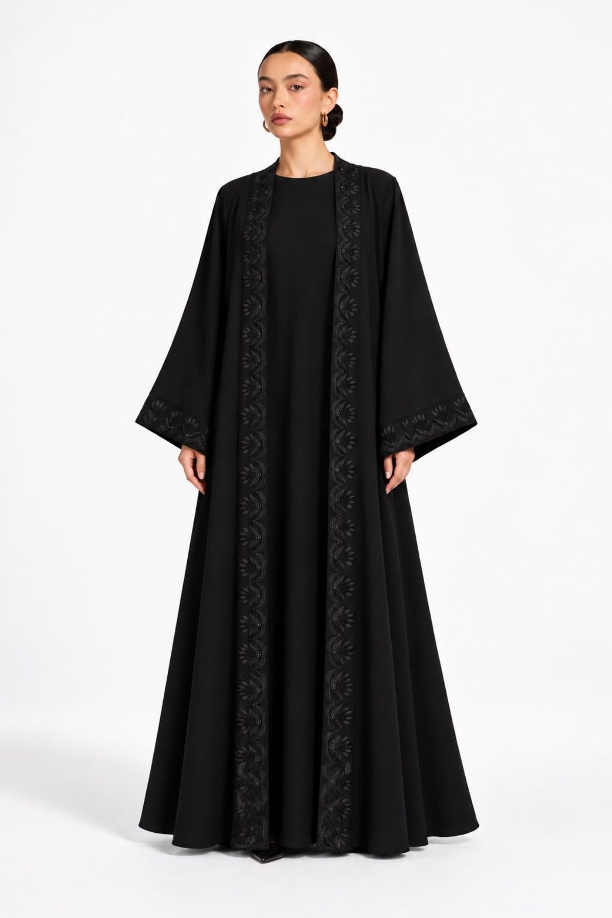 Dubai İpeği Kenar İşlemeli Siyah Abaya