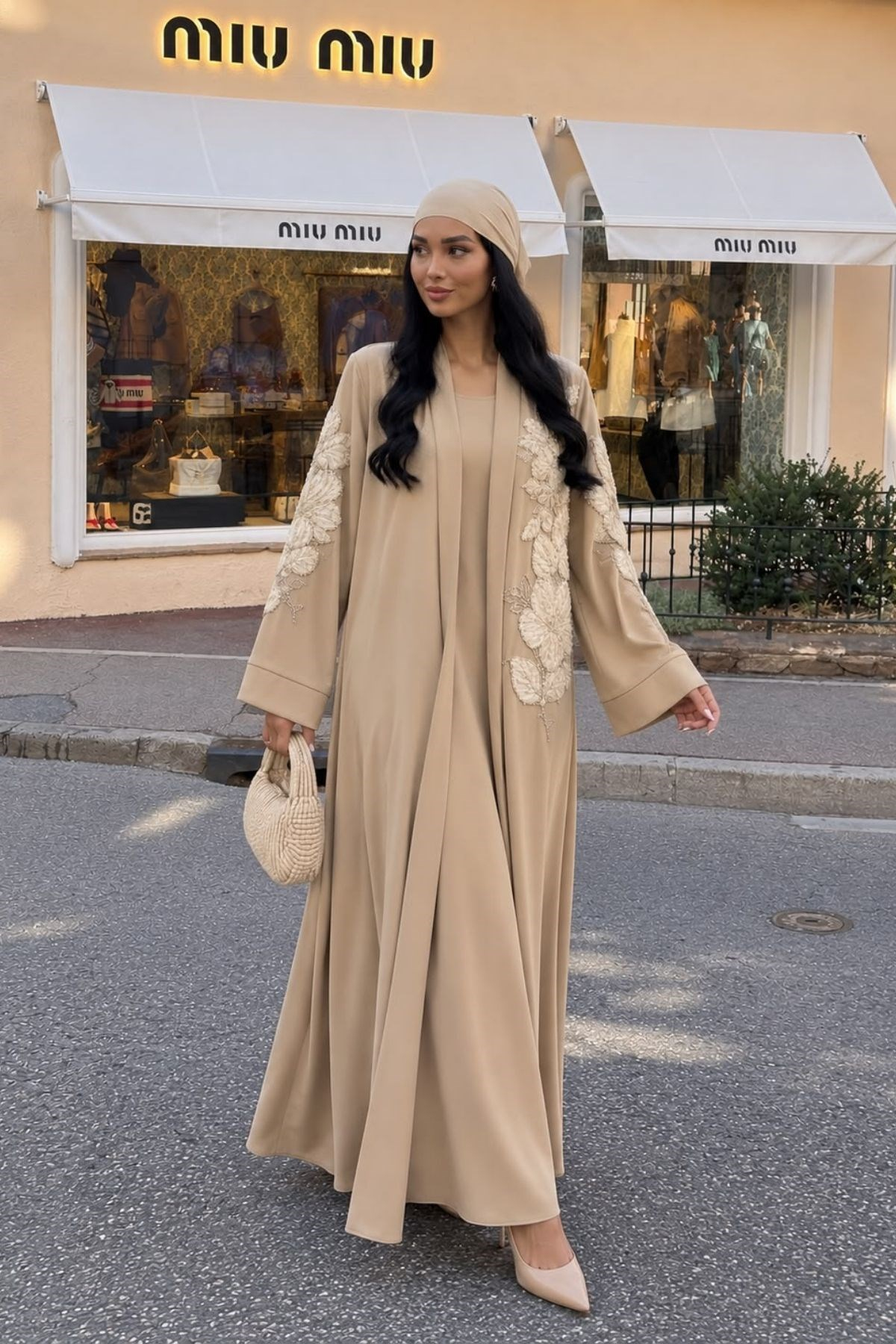 Kabartma Çiçek Desenli Şık Abaya