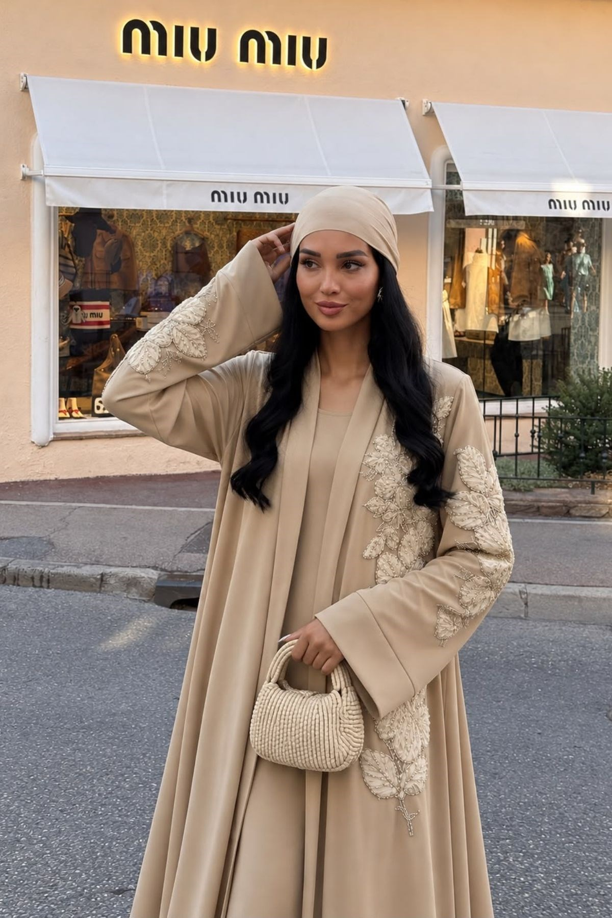 Kabartma Çiçek Desenli Şık Abaya