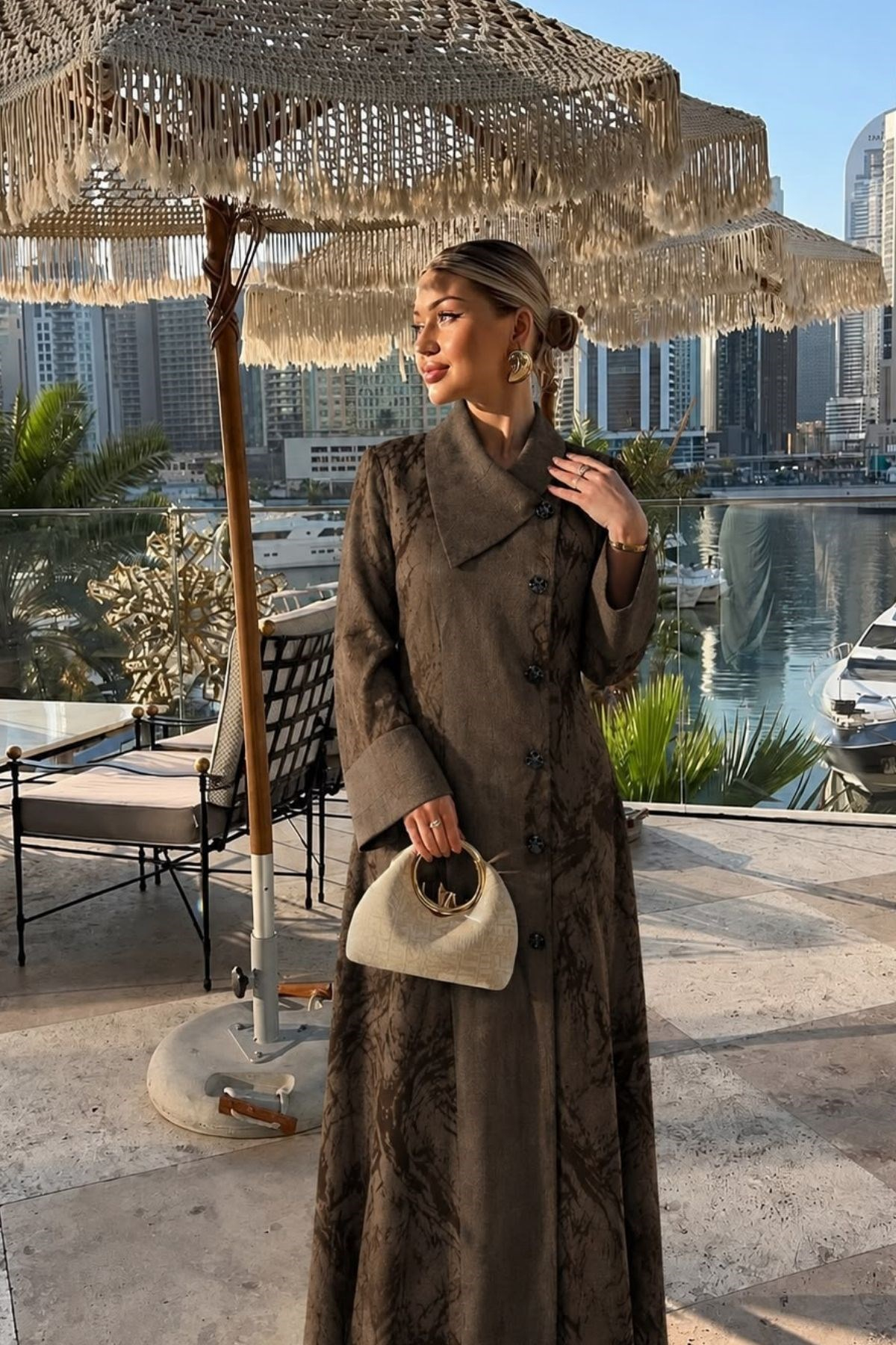 Kahve Mozaik Desenli Düğmeli Abaya