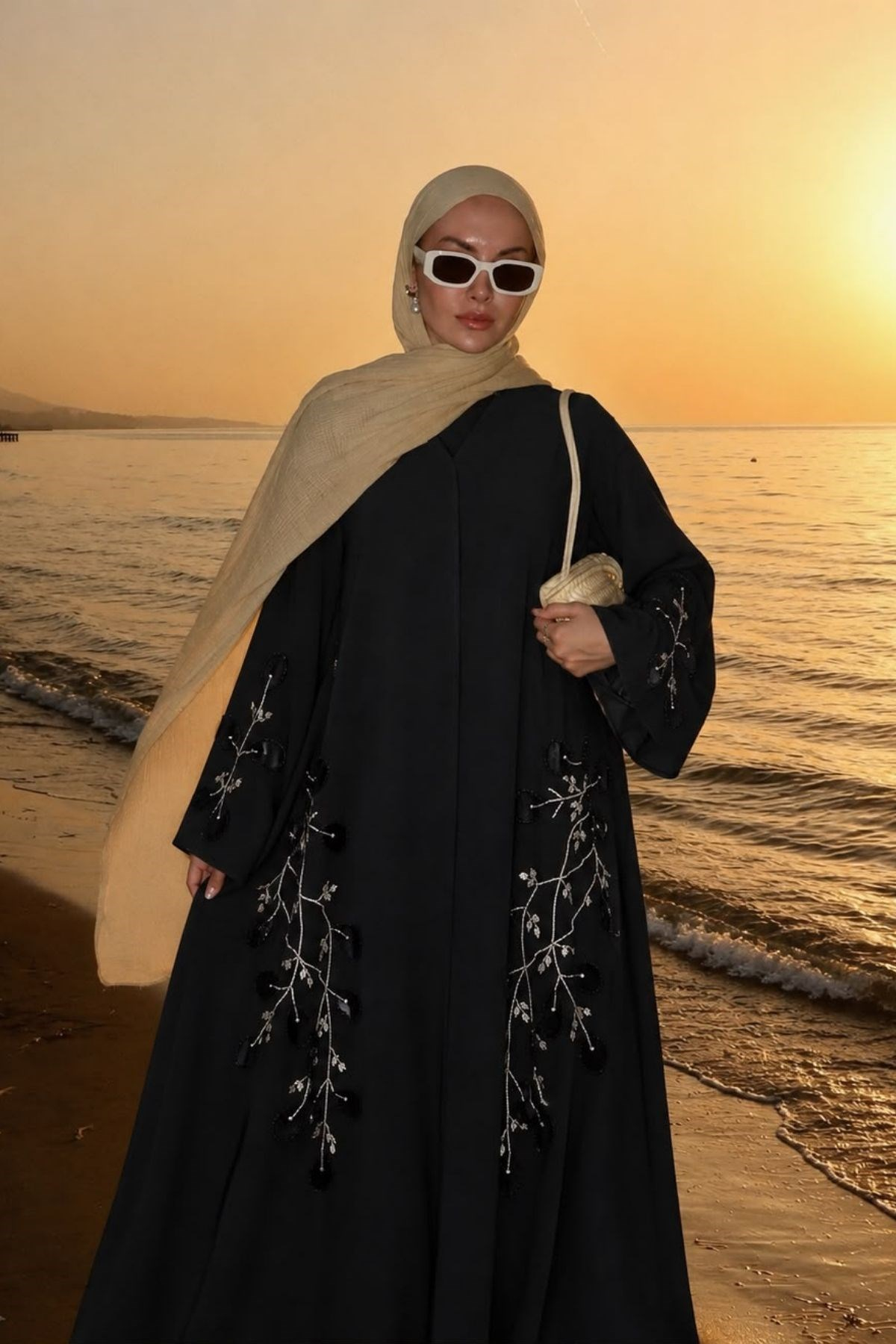 Nakış ve Boncuk İşlemeli Siyah Abaya