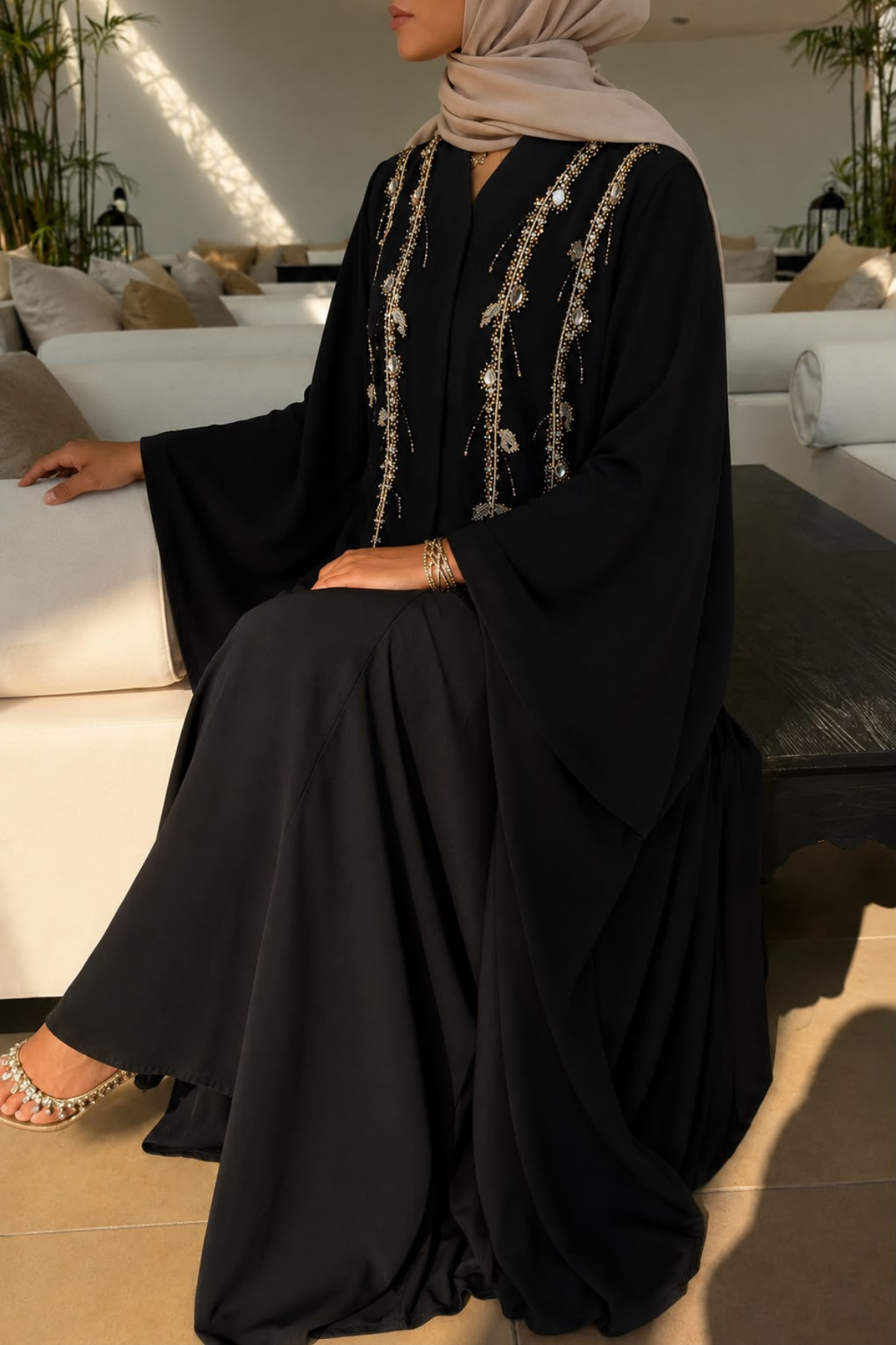 Özel Tasarım İthal Siyah Abaya – Gold Taş ve İnci İşlemeli