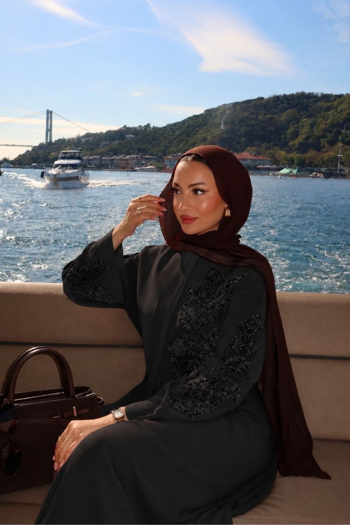 Siyah Özel Çiçek İşlemeli Abaya