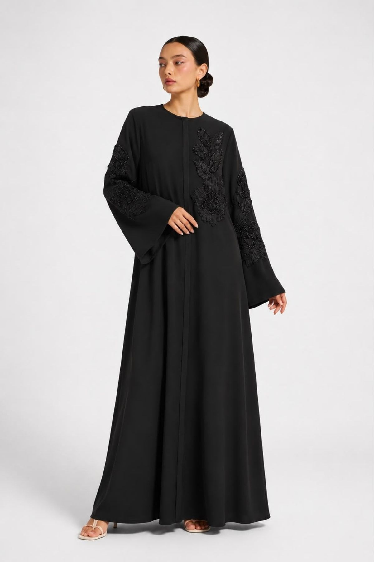 Siyah Özel Çiçek İşlemeli Abaya