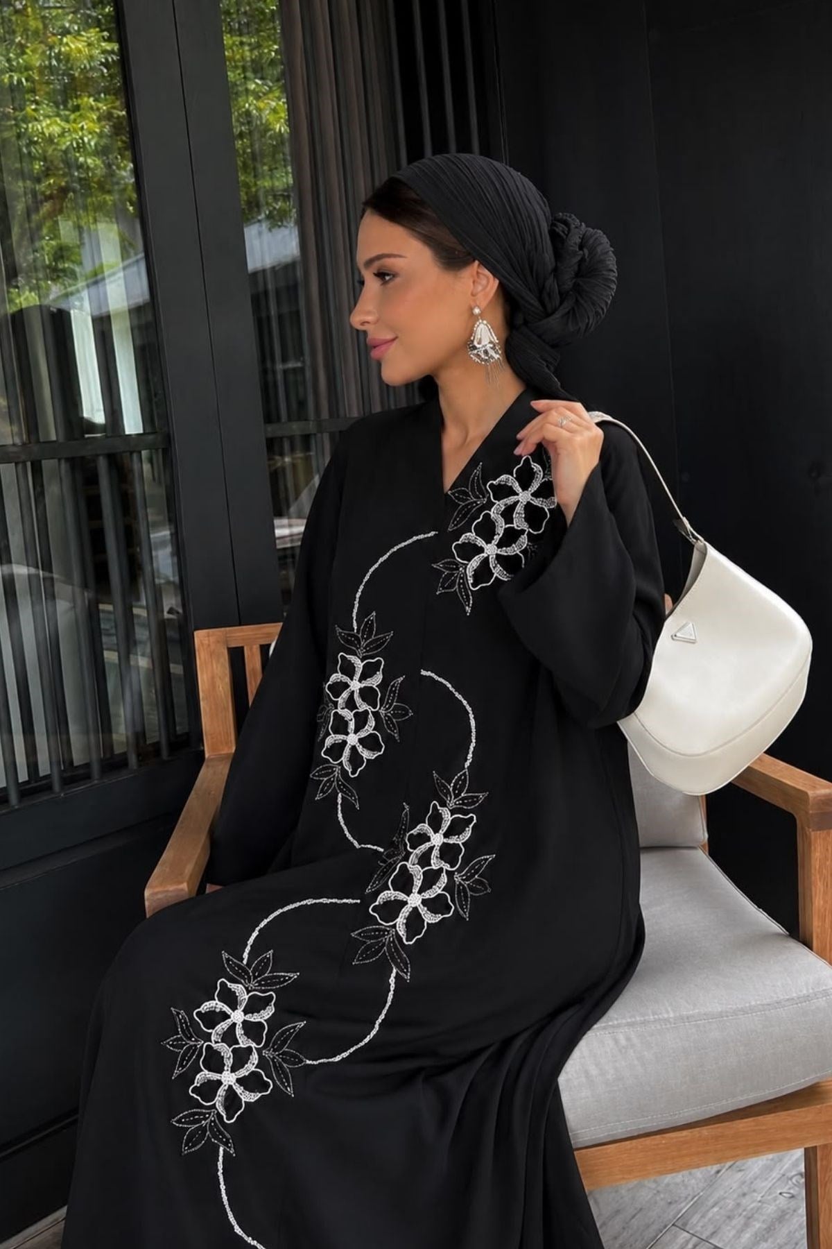 Siyah Zarif Çiçek Abaya