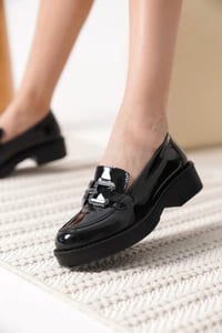 Kadın Rugan Siyah Gümüş Tokalı Loafer TR17MS02B