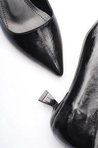 Kadın Siyah Kırışık Rugan Kısa Topuklu Stiletto Ayakkabı TR20MS03C