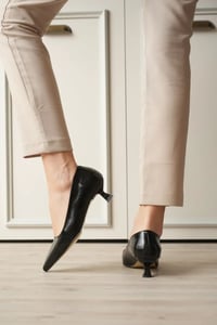 Kadın Siyah Kırışık Rugan Kısa Topuklu Stiletto Ayakkabı TR20MS03C