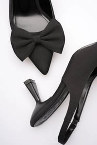 Siyah Fiyonklu Kitten Topuklu Slingback Kadın Ayakkabı TR08MS24A