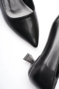 Siyah Kadın Günlük Kısa Topuklu Stiletto Ayakkabı TR20MS03A