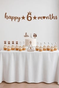 6 Ay Temalı Kahverengi Parti Seti – Happy 6 Months Banner, Pasta Süsü, Kürdan Süs ve Parti Şapkası Seti