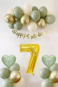 Adaçayı Konsept 7 Yaş Doğum Günü Seti ; Küf Yeşili-Krom Gold- Deniz Kumu ve Adaçayı Kalp Folyo Balon