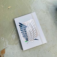 Attack On Titan Tasarımlı Lastikli Çizgisiz Defter