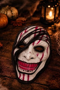 Beyaz Kanlı Gülümseyen Korku Maskesi – Siyah Saç Detaylı Halloween Cadılar Bayramı Maskesi