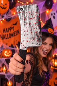 Cadılar Bayramı Kanlı Balta 40 cm – Plastik Halloween Kostüm ve Parti Aksesuarı