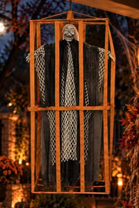 Cadılar Bayramı Siyah Askılı Kafesli Korku Figürü – Sesli Hareketli Işıklı Halloween Dekoru 90 cm