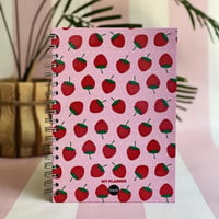 Çilek Tasarımlı Spiralli Sticker'lı Tarihsiz Konuşan Ajanda Haftalık Planlayıcı Defter