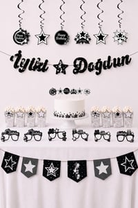 Gümüş Yıldız Temalı Doğum Günü Parti Seti – İyi Ki Doğdun Banner, Tavan Sarkıt, Gözlük, Pasta Süsü ve Mısır Kutusu