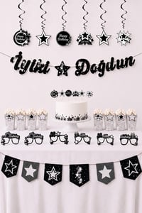 Gümüş Yıldız Temalı Doğum Günü Parti Seti – İyi Ki Doğdun Banner, Tavan Sarkıt, Gözlük, Pasta Süsü ve Mısır Kutusu