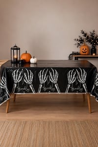 Halloween Cadılar Bayramı İskelet El Desenli Siyah Masa Örtüsü 137 x 183 cm