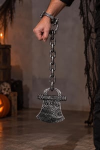 Halloween Zincirli Balta 70 cm – Plastik Kelepçeli Cadılar Bayramı Kostüm Aksesuarı
