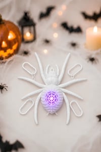 Işıklı Beyaz Örümcek Tavan Süsü – Halloween Cadılar Bayramı Parti Dekoru 27,5 x 17 cm