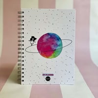 Satürnlü Kız Tasarımlı Spiralli Sticker'lı Tarihsiz Konuşan Ajanda Haftalık Planlayıcı Defter