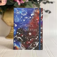 Space Adventure Tasarımlı Lastikli Çizgisiz Defter