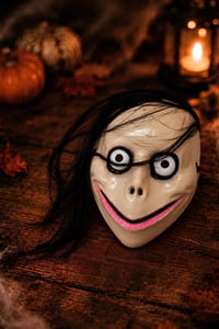 Uzun Siyah Saçlı Beyaz Gülümseyen Korku Maskesi – Halloween Cadılar Bayramı Tam Yüz Maske