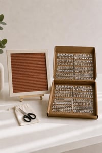 WoodArt Premium Letter Board Seti, Ceviz Kahve Keçe Yüzeyli Doğal Çam Ahşap Yazı Panosu – Şövale Standlı Dekoratif Set