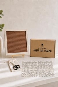 WoodArt Premium Letter Board Seti, Ceviz Kahve Keçe Yüzeyli Doğal Çam Ahşap Yazı Panosu – Şövale Standlı Dekoratif Set