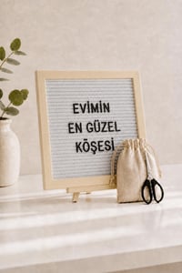 WoodArt Premium Letter Board Seti, İnci Beyazı Keçe Yüzeyli Doğal Çam Ahşap Yazı Panosu – Şövale Standlı Dekoratif Set