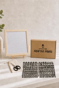 WoodArt Premium Letter Board Seti, İnci Beyazı Keçe Yüzeyli Doğal Çam Ahşap Yazı Panosu – Şövale Standlı Dekoratif Set