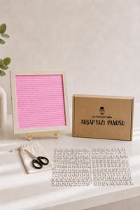 WoodArt Premium Letter Board Seti, Pudra Pembe Keçe Yüzeyli Doğal Çam Ahşap Yazı Panosu – Şövale Standlı Dekoratif Set