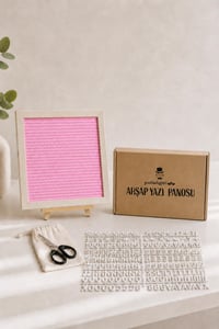 WoodArt Premium Letter Board Seti, Pudra Pembe Keçe Yüzeyli Doğal Çam Ahşap Yazı Panosu – Şövale Standlı Dekoratif Set
