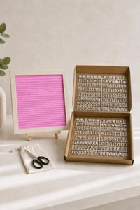 WoodArt Premium Letter Board Seti, Pudra Pembe Keçe Yüzeyli Doğal Çam Ahşap Yazı Panosu – Şövale Standlı Dekoratif Set
