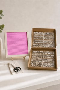 WoodArt Premium Letter Board Seti, Pudra Pembe Keçe Yüzeyli Doğal Çam Ahşap Yazı Panosu – Şövale Standlı Dekoratif Set