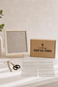 WoodArt Premium Letter Board Seti, Şampanya Krem Keçe Yüzeyli Doğal Çam Ahşap Yazı Panosu – Şövale Standlı Dekoratif Set