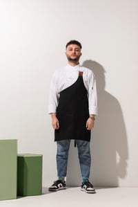 C-08 SPECIAL (Oğuz Arda) - Özel Kesim Beyaz Şef Ceketi ve Çıtçıtlı Siyah Önlük Takımı 