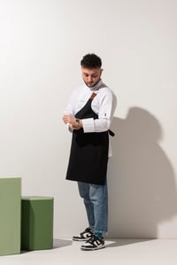 C-08 SPECIAL (Oğuz Arda) - Özel Kesim Beyaz Şef Ceketi ve Çıtçıtlı Siyah Önlük Takımı 