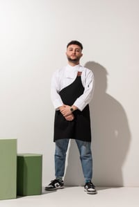 C-08 SPECIAL (Oğuz Arda) - Özel Kesim Beyaz Şef Ceketi ve Çıtçıtlı Siyah Önlük Takımı 