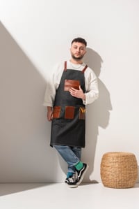 D-139 COFFEE -  Tarçın Rengi Cep Detaylı Çapraz Askılı Gri Kot Önlük 