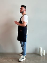 D-140 JOLIE - Tarçın Rengi Deri Detaylı Çapraz Askılı Lacivert Önlük 