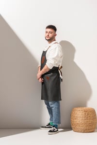 D-140 JOLIE - Tarçın Rengi Deri Detaylı Çapraz Askılı Gri Kot Önlük 