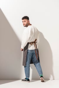 D-143 OXFORD - Koyu Kahverengi Deri Askılı Koyu Gri Önlük 